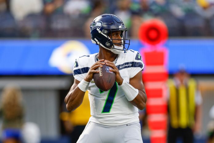 Seattle Seahawks quarterback Geno Smith (7) looks for an open receiver in the first quarter during an NFL regular season game between the Seattle Seahawks and the Los Angeles Rams on November 19, 2023, at SoFi Stadium in Inglewood, CA.